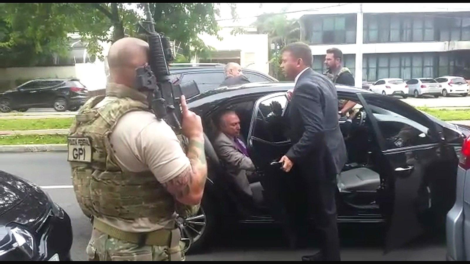 O ex-presidente Michel Temer é conduzido por policiais até o carro em frete a sua residência em São Paulo na manhã desta quinta-feira (21) - Reprodução/TV Globo