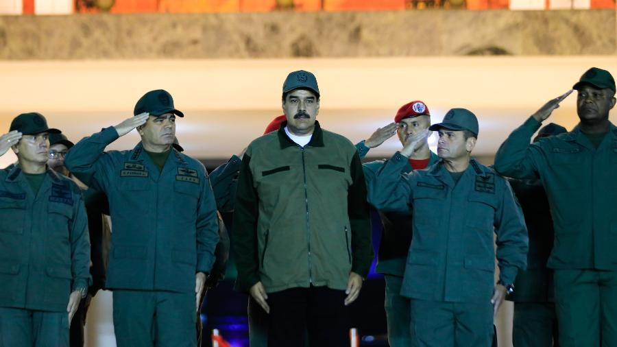 2.mai.2019 - Imagem divulgada pelo Palácio de Miraflores mostra o presidente da Venezuela, Nicolás Maduro, recebendo saudação militar pela tropa "Fuerte Tiuna" em Caracas - Ho/Presidência/Jhonn Zerpa/AFP
