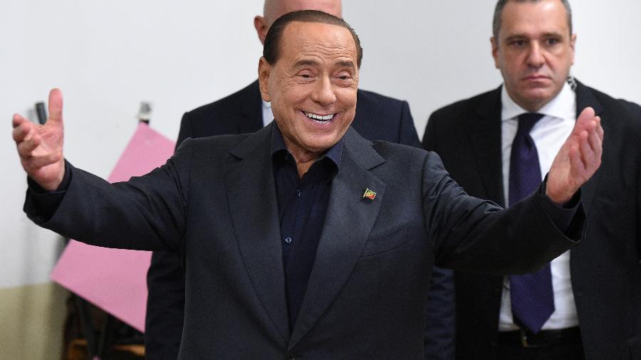 26.mai.2019 - Silvio Berlusconi, ex-primeiro-ministro da Itália e líder do partido Forza Italia, gesticula em um colégio eleitoral durante as eleições para o Parlamento Europeu em Milão - Guglielmo Mangiapane/Reuters