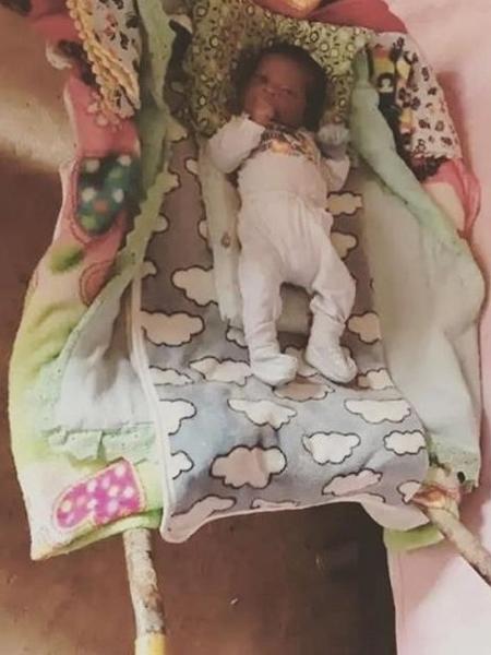 O bebê Luan, no carrinho de mão improvisado como berço pelo seu pai pedreiro - Reprodução Instagram 