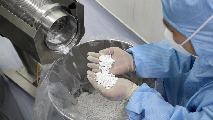 Linha de produção de remédio feito com a substância cloroquina em fábrica na China - China/Barcroft Media via Getty Images