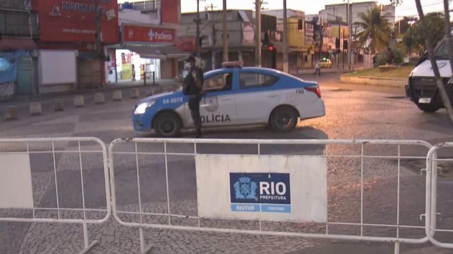 Prefeitura do Rio instalou barreiras na Rua Felipe Cardoso (altura do Terminal Alvorada do BRT), em Santa Cruz - Reprodução/TV Globo