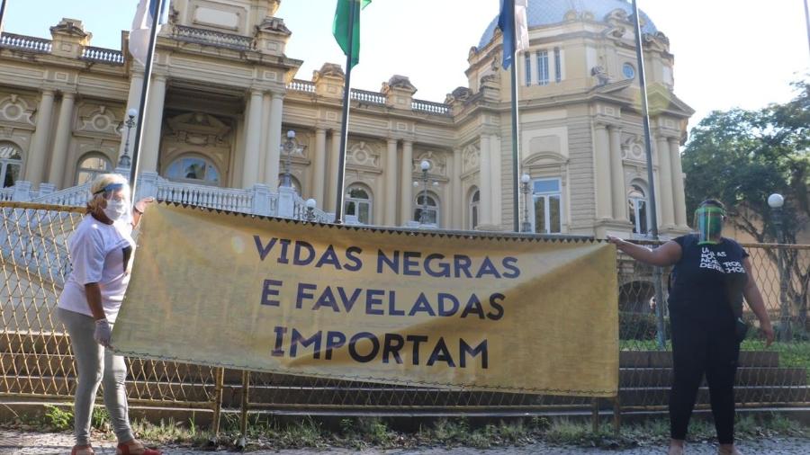 Manifestantes protestam contra a violência policial e o racismo em frente ao Palácio Guanabara, sede do governo do Rio - Reprodução/ Instituto Marielle Franco
