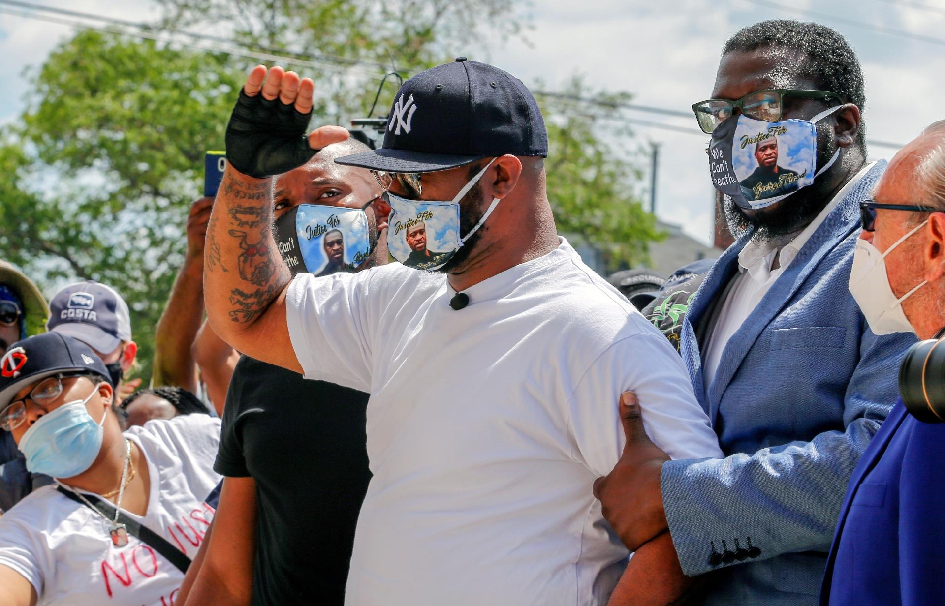 Terrence Floyd olha para um mural perto do local perto de onde seu irmão George foi levado sob custódia da polícia e depois morreu, em Minneapolis, Minnesota - ERIC MILLER/REUTERS
