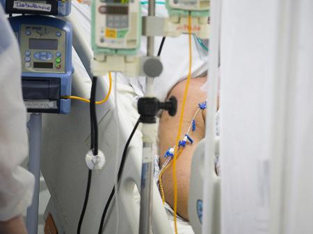 Em sete dias foram mais de 4 milhões de infecções, o que não ocorria desde janeiro, segundo a OMS - Mister Shadow / Estadão Conteúdo