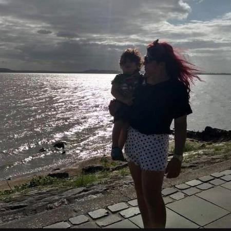 Ágata com o filho, na beira do rio Guaíba, em Porto Alegre - Arquivo Pessoal