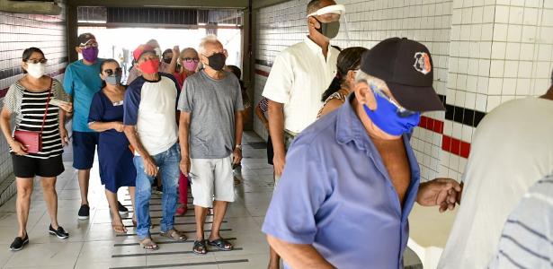 15.nov.2020 - Os portões do Estádio José do Rego Maciel, polo eleitoral no Arruda, na zona norte do Recife (PE), abriram exatamente às 7h deste domingo, 15 de novembro de 2020, para a votação do primeiro turno das eleições municipais