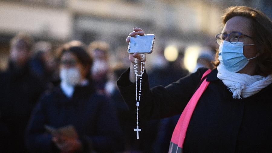 Católicos protestam contra as medidas de contenção da covid-19 em Paris - MARTIN BUREAU/AFP