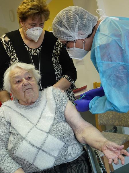 Ruth Heise, 87, recebe a vacina Pfizer/BioNTech em um lar de idosos da Cruz Vermelha Alemã - Sean Gallup/Getty Images