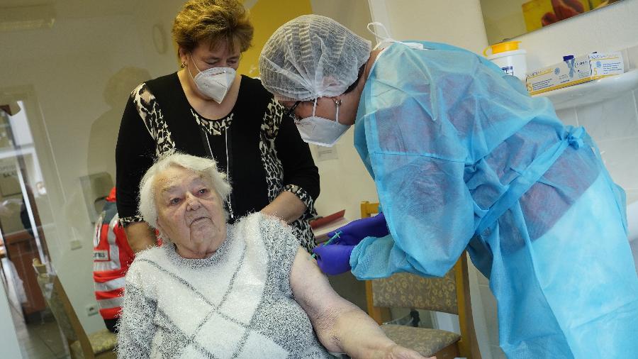 Ruth Heise, 87, recebe a vacina da Pfizer/BioNTech em um lar de idosos da Cruz Vermelha Alemã - Sean Gallup/Getty Images