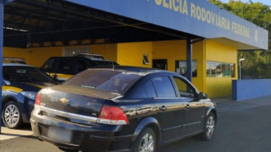 Carro tem mais de R$ 50 mil em multas e estava circulando  - Divulgação/Polícia Rodoviária Federal