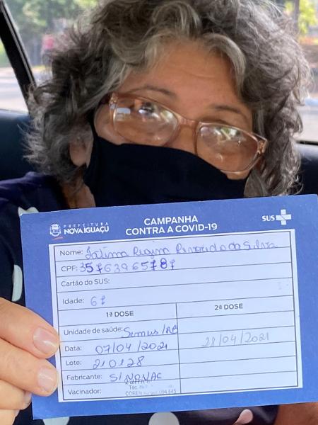 28.abr.2021 - Com a carteira de vacinação em mãos e sem perspectiva para a 2ª dose: professora Fátima Regina Revoredo da Silva buscou informações em um posto de vacinação de Nova Iguaçu (RJ) - Herculano Barreto Filho/UOL - Herculano Barreto Filho/UOL