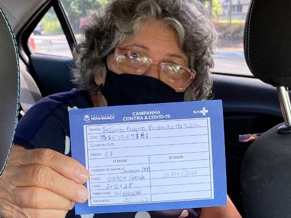 28.abr.2021 - Com a carteira de vacinação em mãos e sem perspectiva para a 2ª dose: professora Fátima Regina Revoredo da Silva buscou informações em um posto de vacinação de Nova Iguaçu (RJ) - Herculano Barreto Filho/UOL