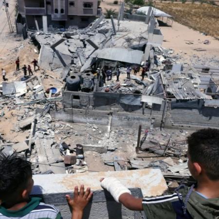 Crianças palestinas observam casa destruída em Gaza - Al Jazeera