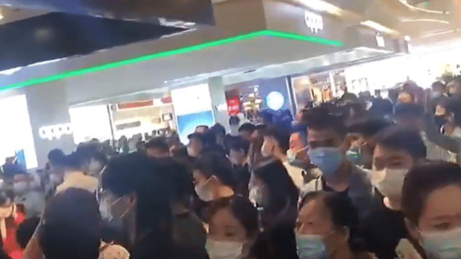 27.set.21 - Multidão aglomera dentro de shopping para comprar novo iPhone 13 na província de Shaanxi, na China - Reprodução