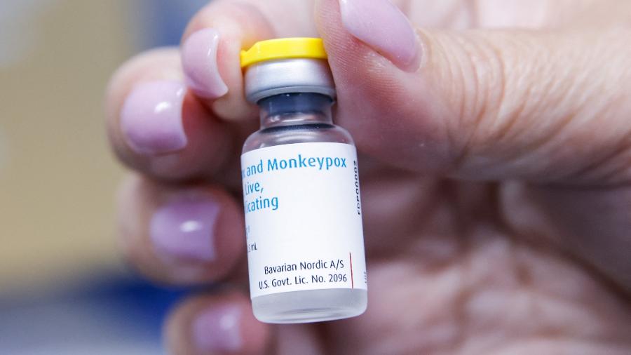Uma enfermeira realiza uma vacinação contra varíola dos macacos no Northwell Health Immediate Care Center em Fire Island-Cherry Grove, em Nova York, EUA - EDUARDO MUNOZ/REUTERS