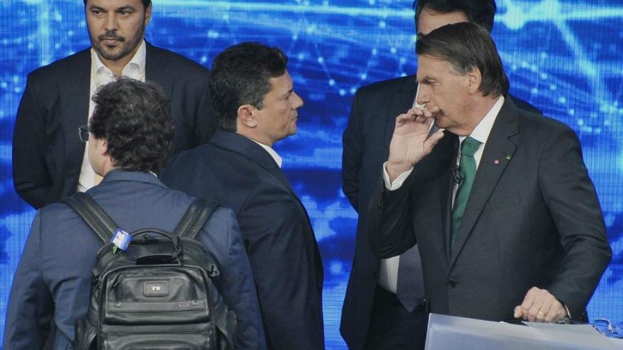 16.out.2022 - Sergio Moro e Bolsonaro conversam antes do debate UOL/Band: velhos companheiros - Reinaldo Canato/UOL
