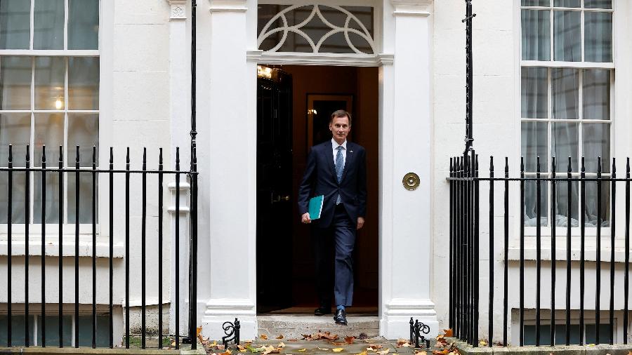 17.11 - Ministro das Finanças do Reino Unido, Jeremy Hunt, deixa Downing Street, em Londres, Reino Unido - Peter Nicholls/REUTERS
