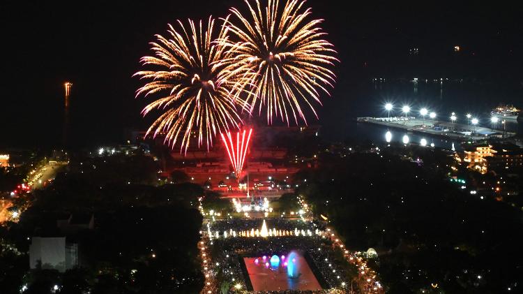 フィリピンの首都マニラで2023年の到来を祝う花火 - Jam Sta Rosa/AFP - Jam Sta Rosa/AFP