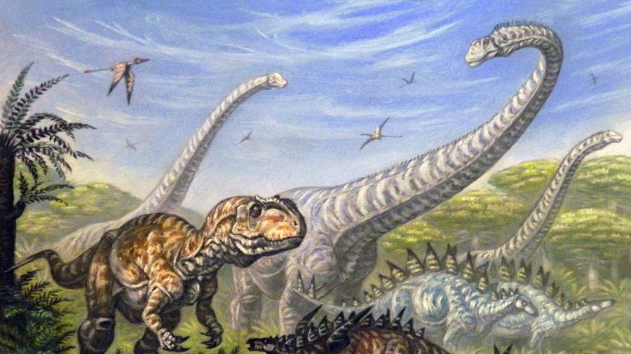 Imagem ilustrativa de um Mamenchisaurus, representado ao centro - Reprodução/Wikimedia Commons/abelove2104