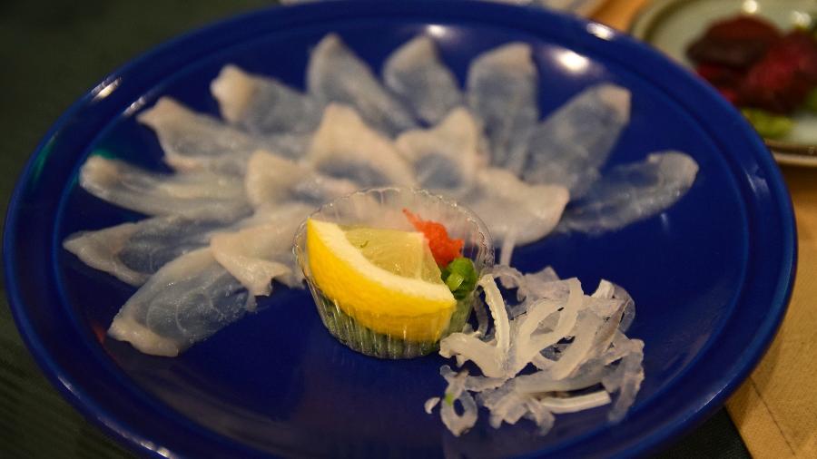 O sashimi feito com carne de baiacu, além de perigoso, é caro: no Japão pode custar de R$ 400 a R$ 700 O sashimi feito com carne de baiacu, além de perigoso, é caro: no Japão pode custar de R$ 400 a R$ 700