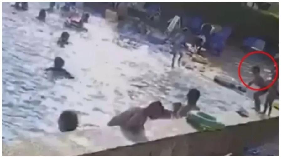 A criança morreu após se afogar na piscina cheia de banhistas 