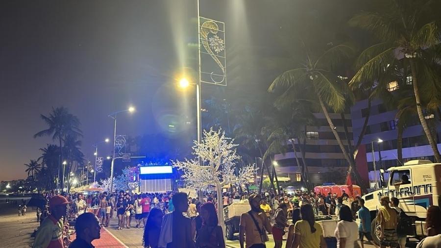 Luzes de Natal apagadas na avenida da orla de Maceió