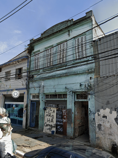 Casa azul-clara é habitação coletiva que pegou fogo nesta madrugada