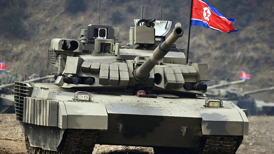  Kim Jong Un dirige um tanque de guerra