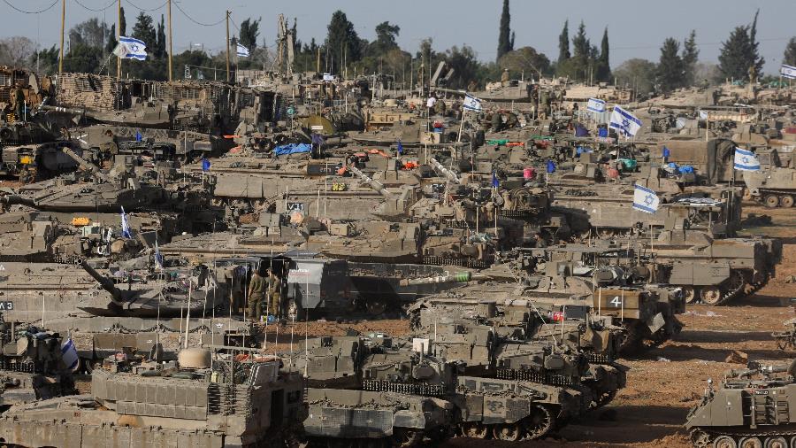 Veículos militares de Israel perto da fronteira com Gaza