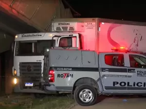 Homem é morto pela PM após jogar mulher de caminhão e fugir em BH