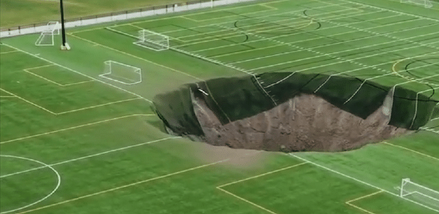 米国のサッカー競技場に謎のクレーターが出現、動画あり