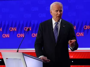 Biden tem desempenho hesitante em debate e deixa democratas em pânico