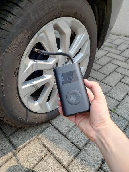 Calibrando pneua do carro com o compressor de ar Xiaomi