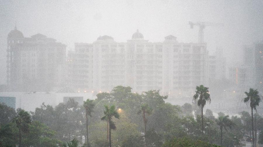 Vento e chuva castigam área enquanto o furacão Milton se aproxima da Flórida (EUA)