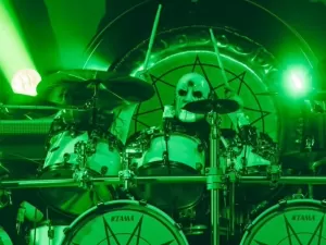 Na festa de 25 anos do Slipknot, batera Eloy Casagrande vira o protagonista