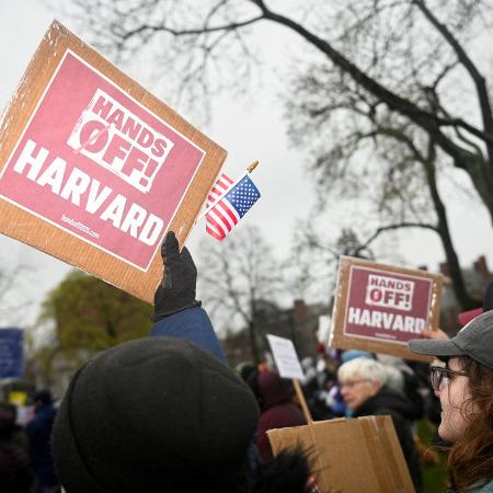 Alunos e outros membros da comunidade acadêmica protestaram em Cambridge em 12 de abril pedindo que a Universidade Harvard resista à interferência do governo federal dos EUA - Nicholas Pfosi/REUTERS