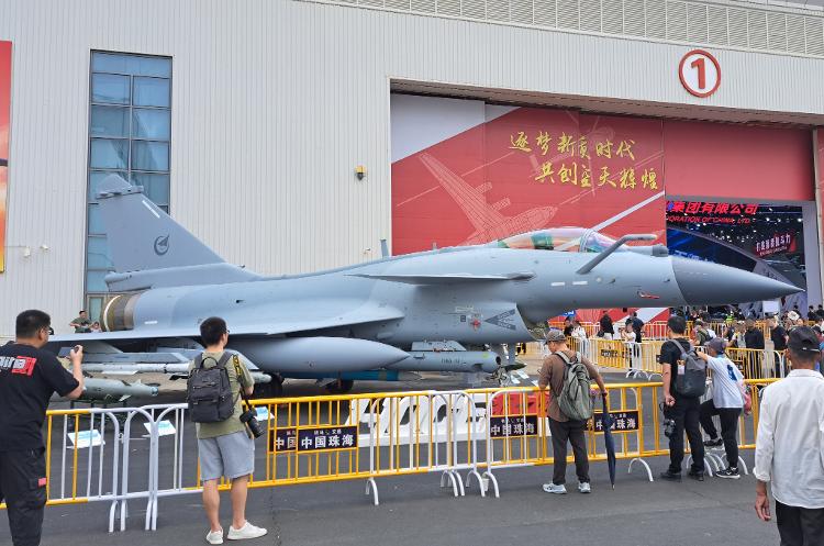 A versão "exportação" do Dragão Vigoroso é o J-10CE, como este feito para a Força Aérea do Paquistão visto em um show aéreo de 2024 A versão "exportação" do Dragão Vigoroso é o J-10CE, como este feito para a Força Aérea do Paquistão visto em um show aéreo de 2024