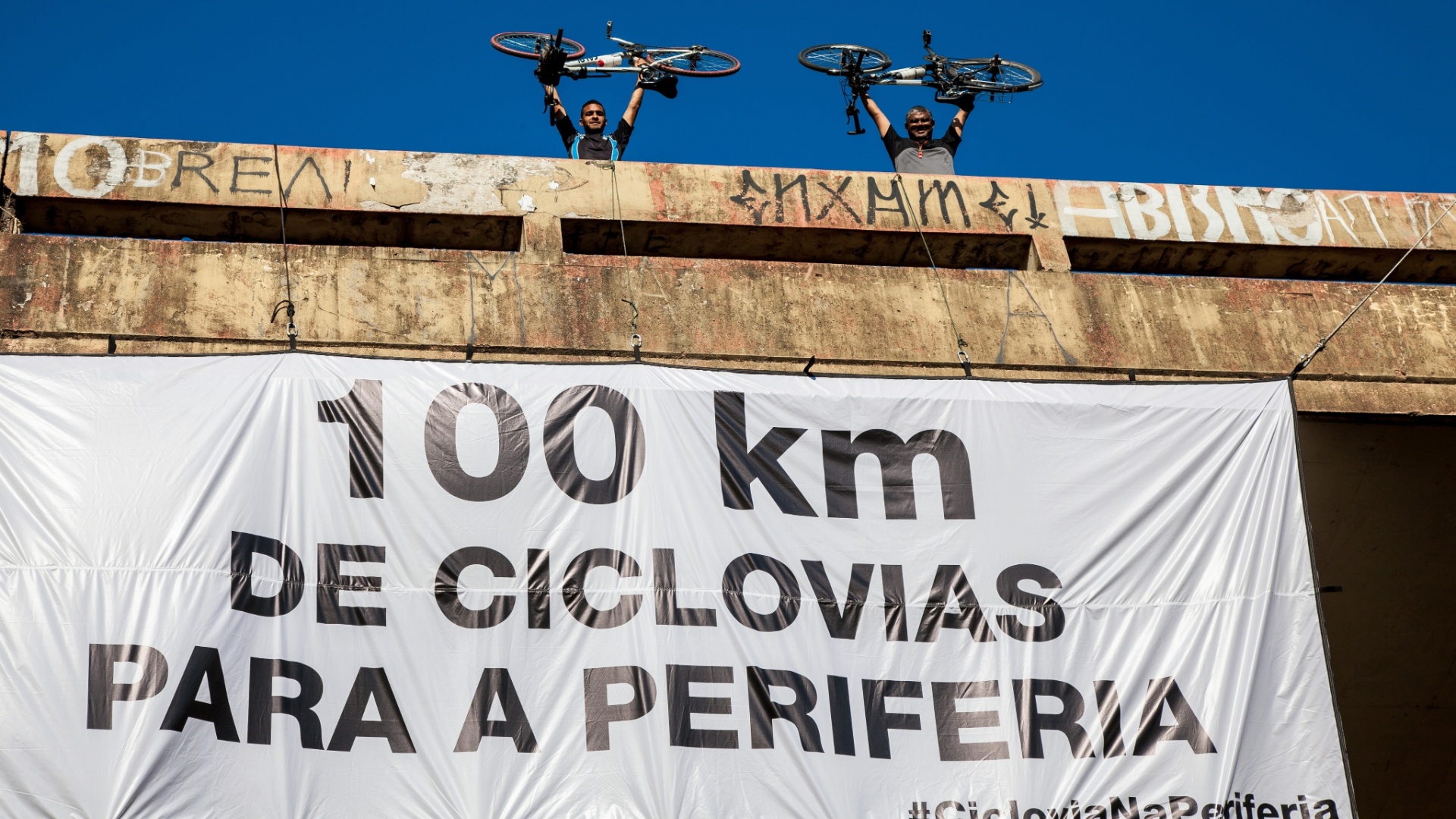 22.set.2015 - Ciclistas ligados instalaram um cartaz na ponte da rua Oscar Freire (sobre a avenida Sumaré), zona oeste de São Paulo (SP) a favor da construção de 100 km de ciclovias nas regiões periféricas da cidade. A ação é feita no Dia Mundial Sem Carro e teve apoio do Greenpeace