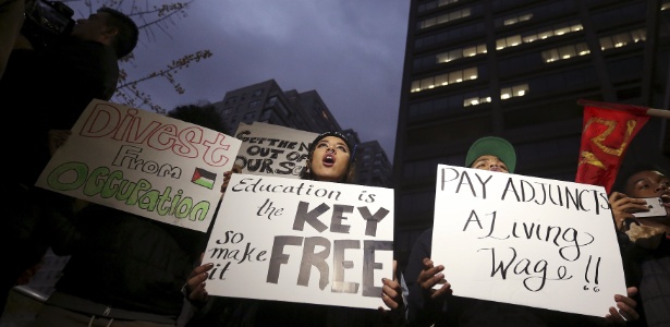 Estudantes protestam em várias universidades dos Estados Unidos por educação gratuita - Carlo Allegri/Reuters