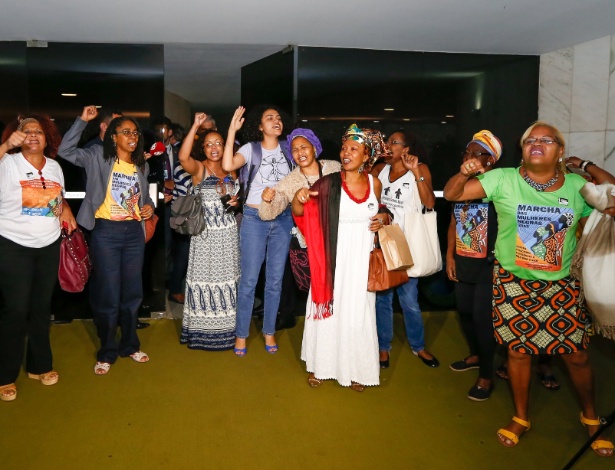 Representantes da Marcha das Mulheres Negras protestam em frente à porta do plenário da Câmara - Pedro Ladeira/Folhapress