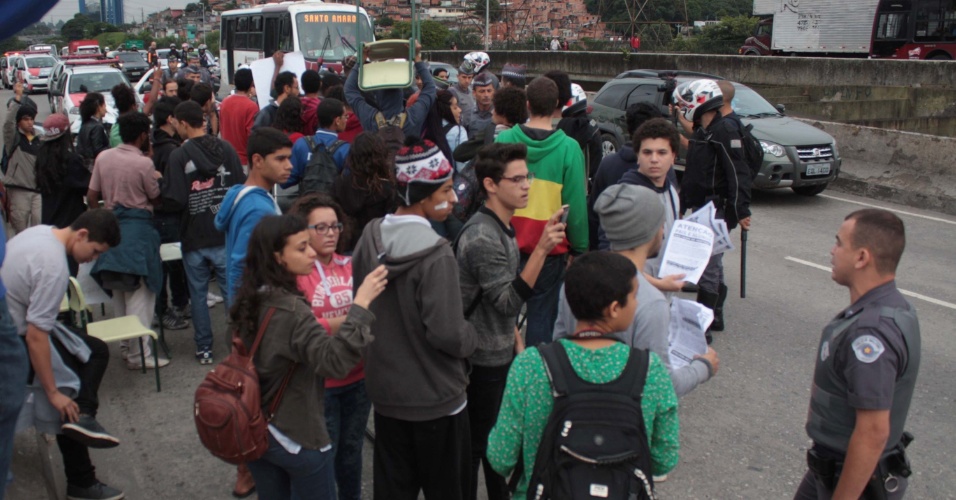 1.dez.2015 - Estudantes bloquearam na manhã desta terça-feira a ponte João Dias, na zona sul de São Paulo, em protesto contra a reorganização da rede estadual