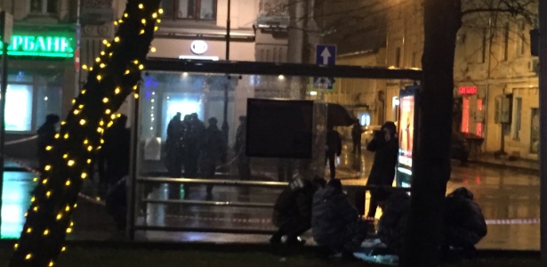 Policiais inspecionam cena de explosão em ponto de ônibus de Moscou