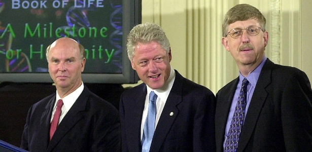 Da esq. para a dir., Craig Venter, da Celera, Bill Clinton e Francis Collins, do Projeto Genoma Humano, no anúncio em Washington - Joyce Naltchayan - 26.jun.2000/AFP