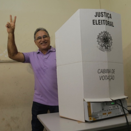 2.out.2016 - O candidato a prefeito de Belém Edmilson Rodrigues do PSOL durante votação na escola Augusto Meira