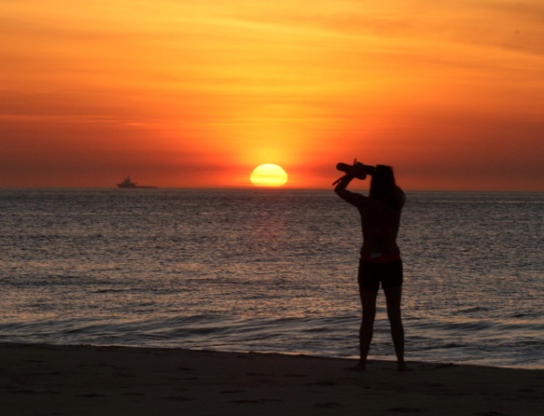 28.dez.2016 - Amanhecer visto da praia de Copacabana, na zona sul do Rio - JOSE LUCENA/FUTURA PRESS/ESTADÃO CONTEÚDO