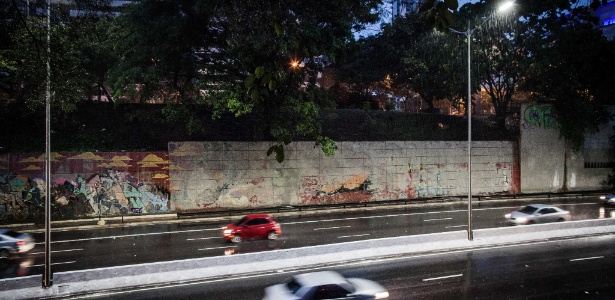 Pintura feita pela prefeitura para cobrir grafites na avenida 23 de Maio desbotam com a chuva - Bruno Santos/Folhapress