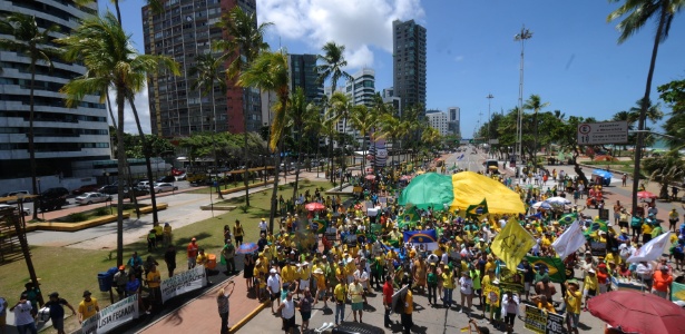 26.mar.2017 - Manifestantes participam de ato em apoio à Operação Lava Jato no Recife - Chico Peixoto/ Leia Já Imagens/ Estadão Conteúdo