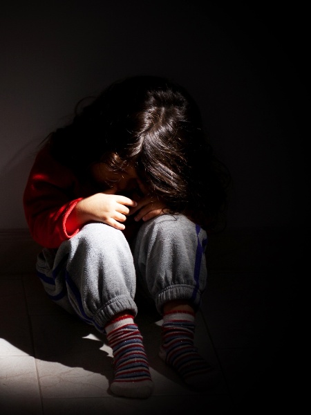 criança, menina, garota, bullying, chorando, abuso infantil - Getty Images/iStockphoto