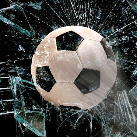 Vidro quebrado por bola de futebol - Getty Images
